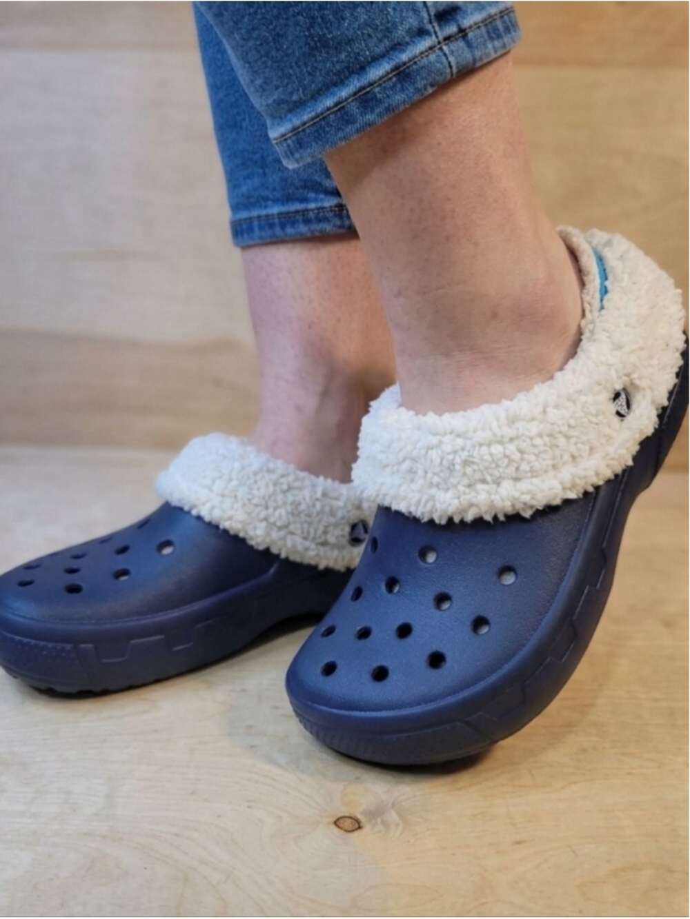 Crocs Classic Mammoth Luxe Clogs in Navy Blue with White Faux Fur Lining Size 7